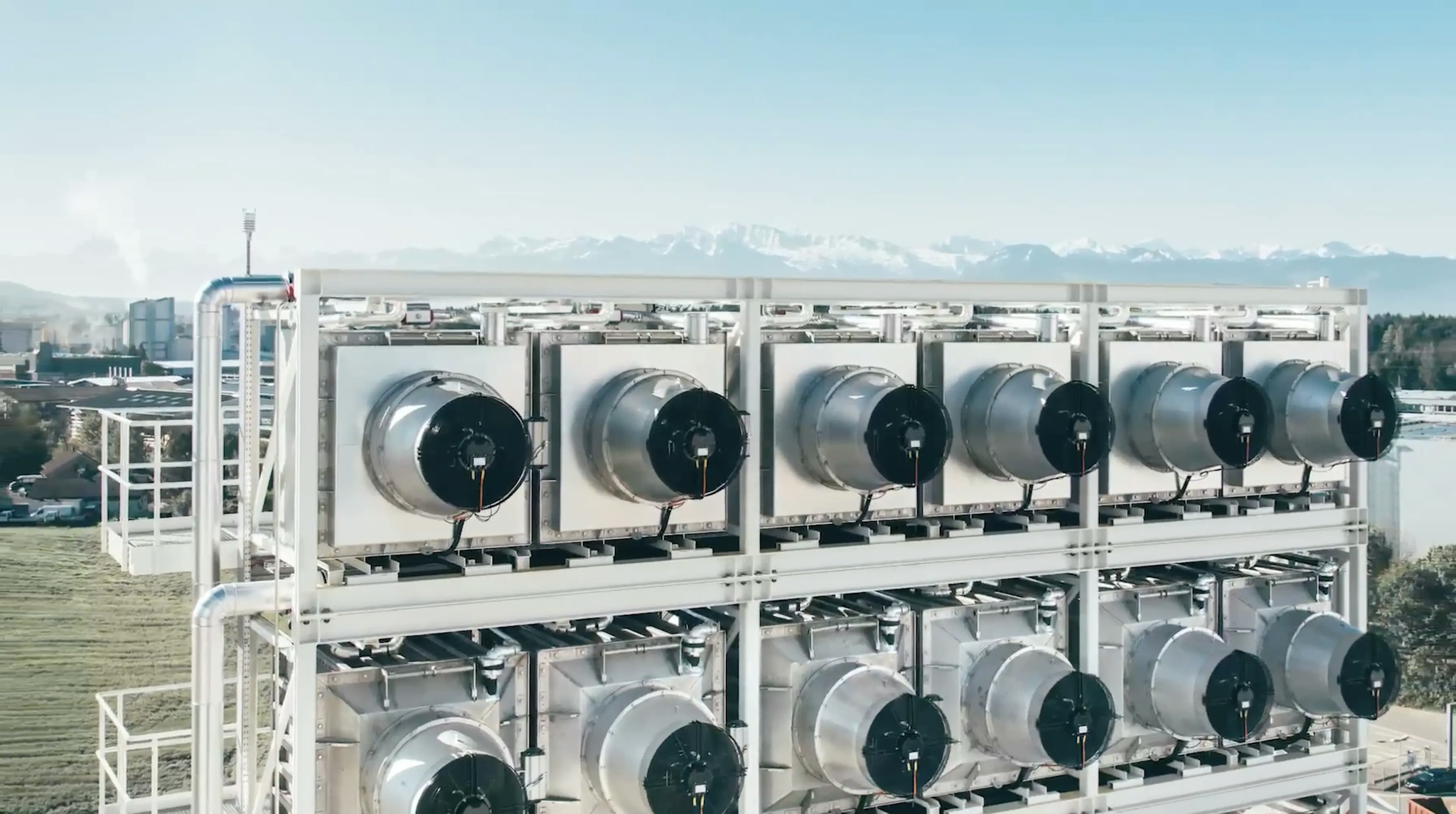 A carbon capture device with fans